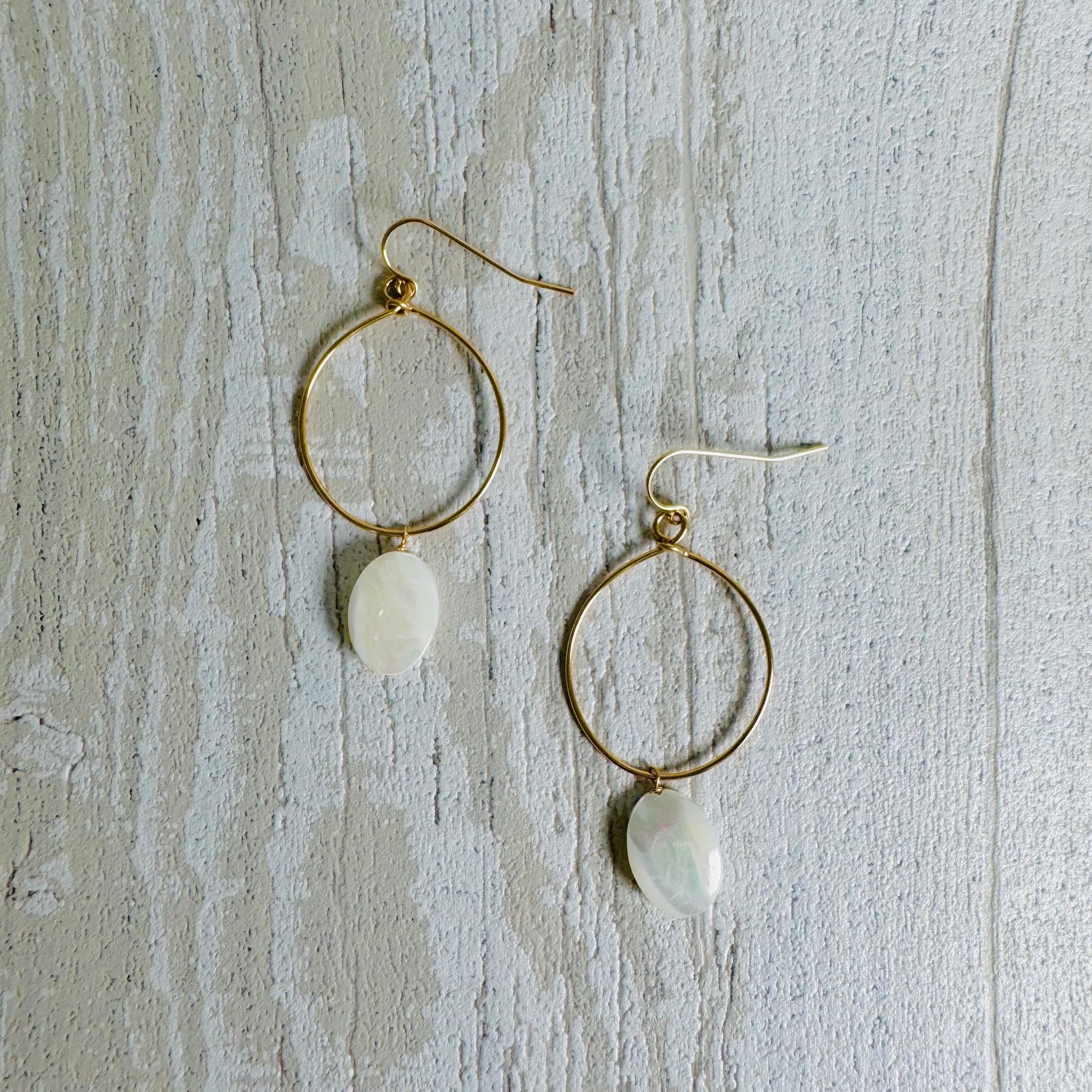 オーバルマザーオブパールのフープピアス
