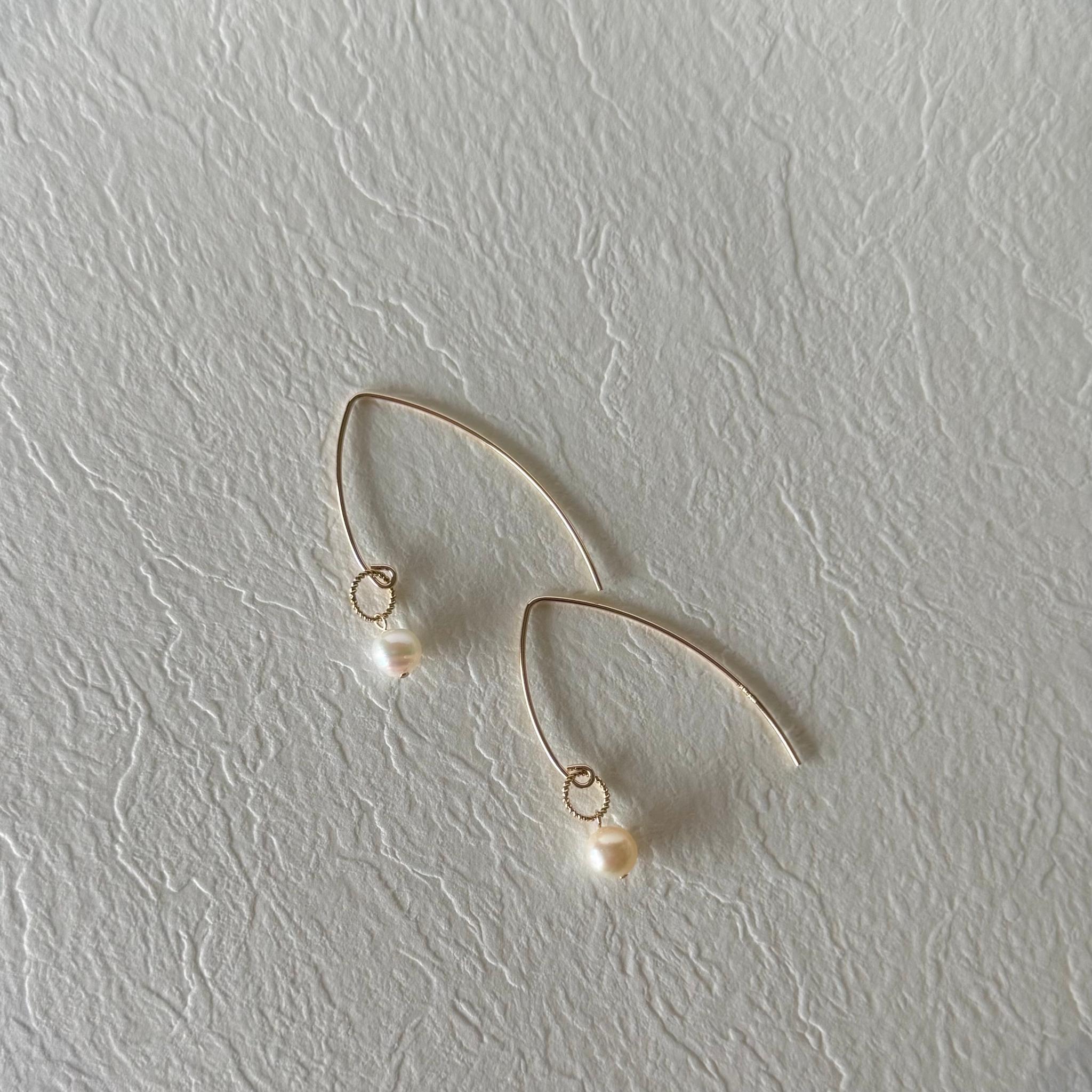 小さなパールのVシェイプピアス